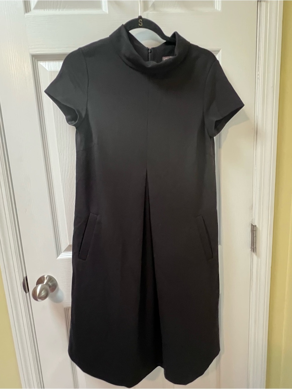 J. McLaughlin Women's Mod Gamine Black Shift Dress Funnel Neck LBD Size Small